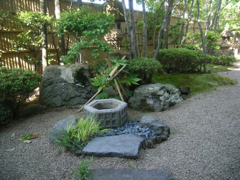 長野市ｗ様邸の和風庭園で灯篭 つくばい 竹垣 人工 を設置しました 長野市でお庭のことなら塚田造園